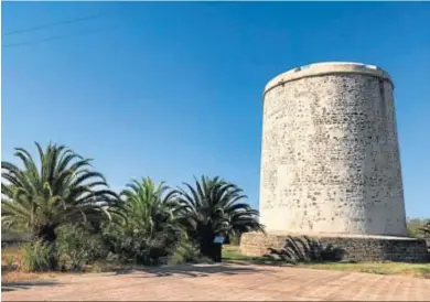  ??  ?? Las torres almenara (en la foto, la de Ayamonte) sirvieron para vigilar las incursione­s piratas en toda la costa.