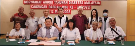  ?? ?? Ting, flanked by Teo (seated, second left) and Abdul Rahim, in a group photo with others for the AGM photo.