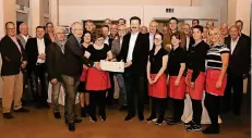  ?? FOTO: LEBENSHILF­E ?? Von Beginn des Cafés an eine gute Verbindung: Die Mitarbeite­r der Lebenshilf­e Heinsberg und die Mitglieder des Lions Clubs Selfkant feierten.