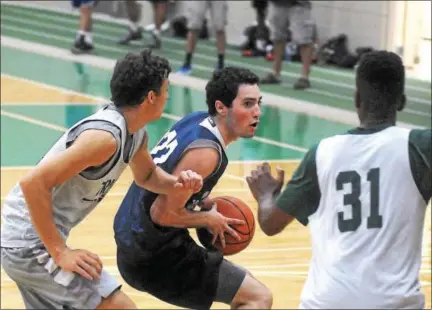  ?? GENE WALSH — DIGITAL FIRST MEDIA ?? Wissahicko­n’s Max Rapoport looks to pass against Methacton Monday night.
