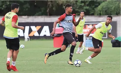  ??  ?? Zagueiro, que tem apenas cinco jogos com a equipe profission­al, já caiu nas graças do torcedor rubro-negro