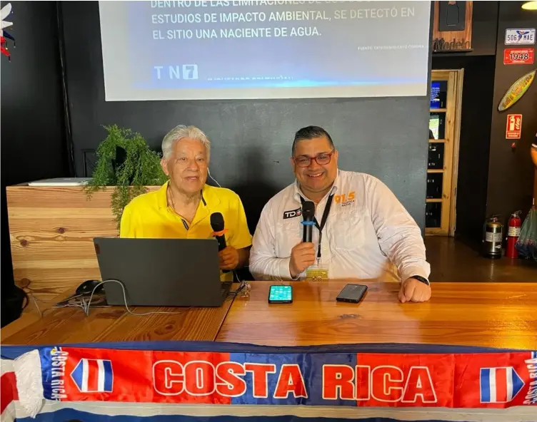  ?? CorTesÍA. ?? Leonel Jiménez junto al periodista deportivo Cristian Sandoval. El veterano conductor se ve en la radio varios años más.