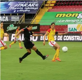  ?? PRENSA LDA ?? La capitana florense Carol Sánchez marcó, de cabeza, el gol del Team.