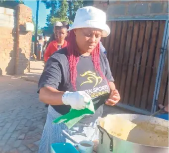  ?? ?? Beryl Classen, one of the caregivers of Caring Angels, busy feeding members of the community.