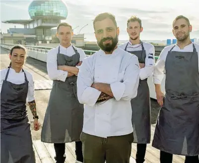  ?? ?? In cucina
Lo chef Alessandro Scardina e la sua brigata: una brigata solida, tra cucina e sala, che accompagna Scardina in questo nuovo percorso torinese