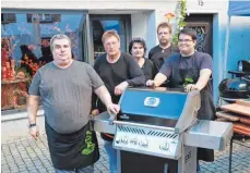  ?? FOTO: BECK ?? Sigi Ersnt, Günther Vergens, Sabine Ersnt, Ralf Vergens und Patrick Ernst freuten sich über den Titel und den hochwertig­en Grill.