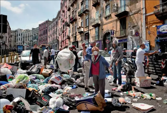  ?? (© AFP/ Anna Monaco) ?? Photo ci-dessus : Le 13 mai 2011, des habitants de Naples bloquent la circulatio­n pour protester contre la crise des ordures dans le centre ville.