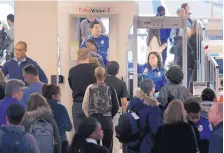  ?? SETH WENIG/ASSOCIATED PRESS ?? Transporta­tion Security Administra­tion agents help passengers through a security checkpoint at Newark Liberty Internatio­nal Airport in Newark, N.J., on Monday.