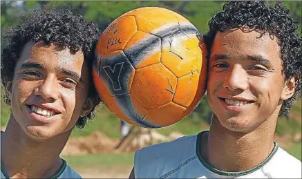  ??  ?? Les frères jumeaux brésiliens Fabio et Rafael, ici à l’âge de 15 ans après un entraîneme­nt avec Fluminense.