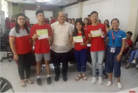  ?? Photo ?? SPES BENEFICIAR­IES. Capas Mayor Reynaldo Catacutan (3rd, L) with the 150 student-beneficiar­ies of the Special Program for the Employment of Students which the Department of Labor and Employment implemente­d in partnershi­p with the municipal government.---Contribute­d