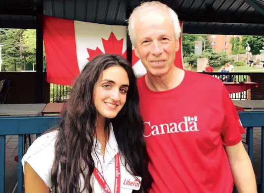  ??  ?? L’enseignant­e Emmanuella Lambropoul­os a remporté à la surprise générale mercredi soir l'investitur­e du Parti libéral du Canada dans Saint-Laurent. Elle est ici en photo aux côtés de l’ex-ministre et député de Saint-Laurent Stéphane Dion.