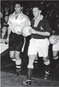  ?? ?? Right: Eddie Stuart leads out Wolves for the historic game against his native South Africa