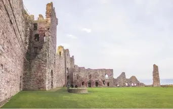  ??  ?? Le château de Tantallon a été construit au 14e siècle. – Gracieuset­é