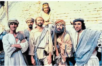  ?? ?? Die Monty Python-Mitglieder spielten mehrere Rollen im Film: Michael Palin, John Cleese, Graham Chapman (hier als Brian), Eric Idle, Terry Gilliam und Terry Jones (zu sehen am Ostersonnt­ag um 21.50 Uhr auf ORF III)