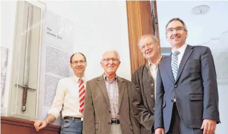  ?? FOTO: GR ?? Das Richtschwe­rt ist ein Symbol für die Blutgerich­tsbarkeit in Ellwangen. Es ist von 1663 und hat dem Scharfrich­ter Mattheus Fuchs aus Memmingen gehört. Die VR-Bank Ellwangen hat das neue Ausstellun­gsstück im Schlossmus­eum bezahlt. Von links:...