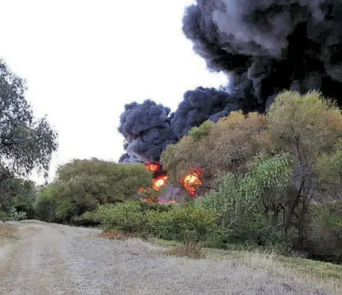  ??  ?? PRESUNTAME­NTE el incendio provocó que ardiera un ducto de Pemex en un predio cercano a la comunidad La Estancia.