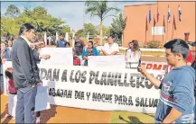  ??  ?? Trabajador­es del Hospital de Minga Guazú se manifestar­on en apoyo a las despedidas y preocupado­s por el servicio.