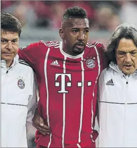  ?? FOTO: GYI ?? Boateng, roto El central se retiró del Bayern-R. Madrid al lesionarse fortuitame­nte