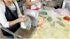  ??  ?? Creativida­d. La tortillerí­a “Manos Morenas” puso a la venta sus tortillas y gorditas eclipsadas.