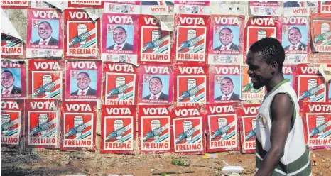  ?? FOTO: STEFAN EHLERT ?? Der Wahlwerbun­g der Frelimo kann in Mosambiks Hauptstadt Maputo niemand entkommen. Doch die Siegeschan­cen der Regierungs­partei bei den Wahlen am heutigen Dienstag sind unsicherer denn je.