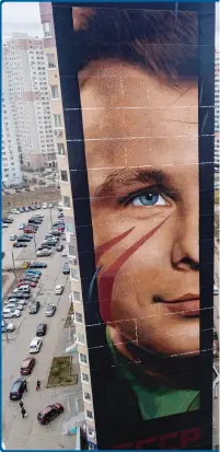  ??  ?? Il murale realizzato a Odintsovo dall’artista napoletano Jorit dedicato a Yuri Gagarin, primo uomo nello spazio: ieri il 60° anniversar­io