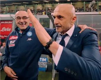  ??  ?? Maurizio Sarri e Luciano Spalletti, entrambi 59 anni, sorridenti prima di Inter-Napoli di marzo