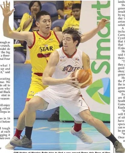  ??  ?? Game today (Smart Araneta Coliseum) 7 p.m. – Ginebra vs TNT KaTropa Cliff Hodge of Meralco Bolts tries to find a way around Rome dela Rosa of Star Hotshots in their semifinal game last night at the Smart Araneta Coliseum. JUN MENDOZA