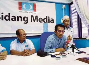  ?? PIC BY ZAID SALIM ?? Terengganu PKR chairman Azan Ismail (centre) at a media briefing in Kuala Terengganu yesterday.