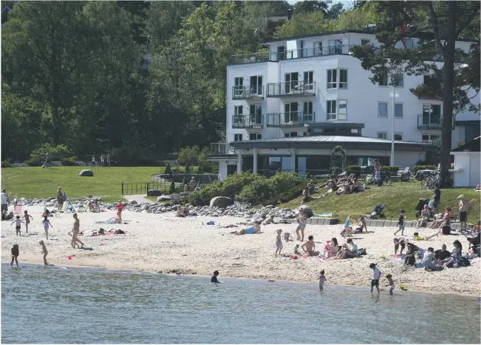  ??  ?? PÅ STRANDA: Grimstad har mange fine strender. Her er et bilde fra en fin sommerdag på Hauslandss­tranda.