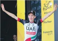  ??  ?? El irlandés Daniel Martin saluda en el podio tras ganar la 6ta etapa del Tour de Francia este jueves.