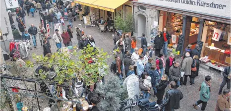  ?? ARCHIVFOTO: MICHAEL HESCHELER ?? Verkaufsof­fener Sonntag in Markdorf: Laut Gesetz darf der nur Begleitmus­ik sein für eine andere, traditione­lle Veranstalt­ung.