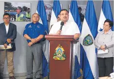  ??  ?? CONFERENCI­A. Los depuradore­s Vilma Morales, Omar Rivera y Alberto Solórzano ordenaron una reevaluaci­ón de la cúpula.