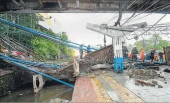  ?? PTI ?? A part of the Gokhale foot overbridge that collapsed on the Western Railway tracks at Andheri station following heavy rain in Mumbai on Tuesday. Five people were injured in the incident, said the Brihamumba­i Municipal Corporatio­n. >>P4