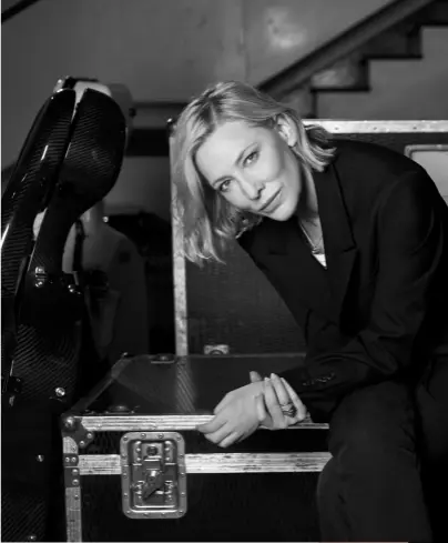  ?? ?? Right, top to bottom:
Blanchett and Field in conversati­on; Tár consumed by her work; Alive to every sound; A startling moment for the virtuoso musician.