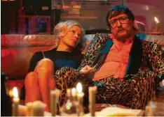  ?? Foto: dpa ?? Hart zu anderen, aber auch zu sich selbst war Rainer Werner Fassbinder (Oliver Masucci, hier mit Katja Riemann).