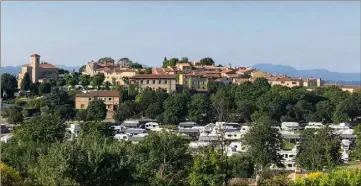  ?? (Photo DR - Reporter mobile) ?? Les gens du voyage sont installés sur le Grand Pré de Cabris depuis mardi. Au grand dam du maire du village qui n’était pas au courant de leur venue.