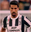  ??  ?? KHEDIRA 30 ANNI Ginocchio destro infiammato G Out dal 30 agosto, torna con la Lazio REUTERS