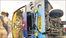  ?? CHANDRA PAL SHAKYA/HT ?? The overturned bus at the scene of the accident in Mainpuri district on Wednesday.