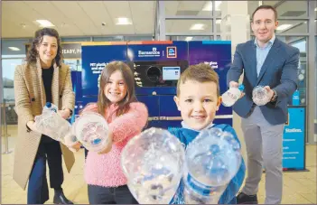  ?? (Pic: Daragh McSweeney/Provision) ?? Pictured at the launch of Mitchelsto­wn’s first reverse vending machine in Aldi are l-r: Halina McNabb, Fundraisin­g Executive at Barnardos Ireland; Emelia Beckett, Seb McCarthy, along with Colin Breslin, Regional Managing Director at Aldi Ireland.