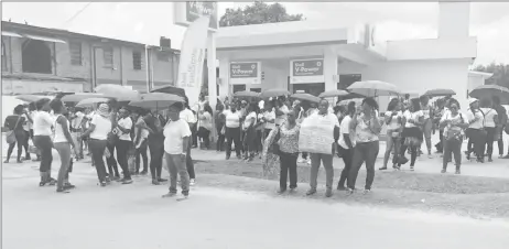  ??  ?? A section of the crowd of teachers and parents opposite the Ministry of Education’s office in Linden after their meeting with the Guyana Teachers’ Union