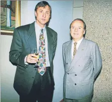  ?? FOTOS: MD ?? Arriba, en las elecciones de 1989, contra Sixte Cambra, que en 1993 se incorporó a la junta de Núñez (a la derecha, brindis con Cruyff tras su reelección). Las relaciones con Pujol siempre fueron tensas. Y, abajo, tras su triunfo en 1978
