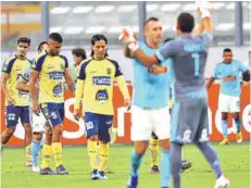  ??  ?? Cépedes y Álvarez celebran el primer gol de Sporting Cristal; cabizbajos, Droguett, Ballón y Orellana.