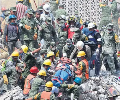  ?? Pedro pardo/afp ?? El rescate de un sobrevivie­nte de un edificio derrumbado en Ciudad de México