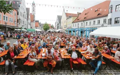 ?? Foto: Erich Echter ?? Aichachs gute Stube: Die Innenstadt verwandelt sich zum Stadtfest in einen überdimens­ionalen Biergarten.