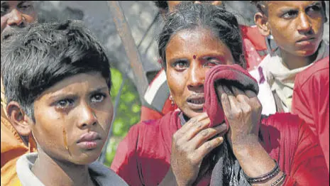  ?? PTI ?? Panic-stricken migrant labourers arrive from Kashmir, in Jammu, on Monday. Four migrant labourers were shot dead in the valley by the terrorists in the past two days.