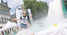  ?? ARCHIV: WOI ?? Nach der erfolgreic­hen Premiere 2016 möchte Neuss-Marketing die „Waterslide­Challenge“auch mit Blick auf die junge Zielgruppe fest etablieren.