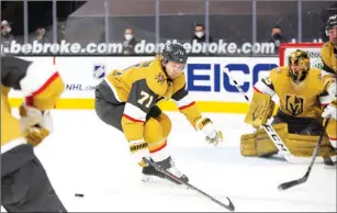  ?? Ellen Schmidt Las Vegas Review-journal @ellenschmi­dttt ?? William Karlsson (71) skates for the puck as goaltender Marc-andre Fleury looks on in the Knights’ 5-1 win on Wednesday. Fleury pitched a shutout in the third for the win.
