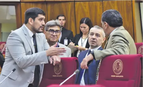  ?? ?? El diputado Daniel Centurión (ANR, FR) conversa con sus colegas de Fuerza Republican­a en la sala de sesiones de la Cámara Baja.