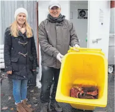  ?? FOTO: SCHOLZ ?? In der Verwahrste­lle sind Tonnen zu finden. Diese zeigen Kristin Heidrich und Hans-Joachim Butscher.