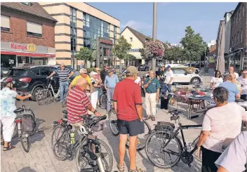  ?? RP-FOTO: UWE HELDENS ?? Viele begeistert­e Radler schickte Dieter Geitner (Mitte), stellvertr­etender Bürgermeis­ter der Stadt Hückelhove­n, los. Die beliebte „Tour de Rur“stand auf dem Plan.